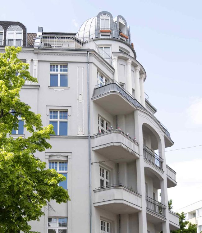 Rechtsanwältin Dr. Nina Abel, Fachanwältin für Strafrecht, in ihrer Kanzlei für Wirtschaftsstrafrecht in Berlin